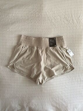 NEW GapFit Runaround Shorts 2.5”